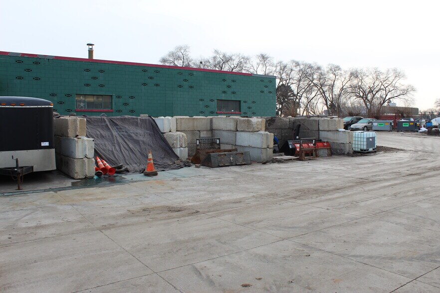 More Photos Of 541 W 90th St, Bloomington Showroom For Sale