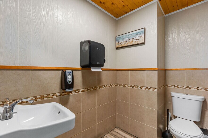 More Photos Of 2401 Westhaven Dr, Westport Flex For Sale