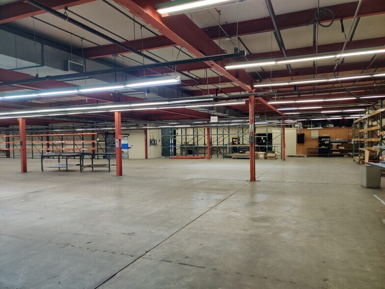 More Photos Of 120 S Church Ave, Garland Manufacturing For Lease