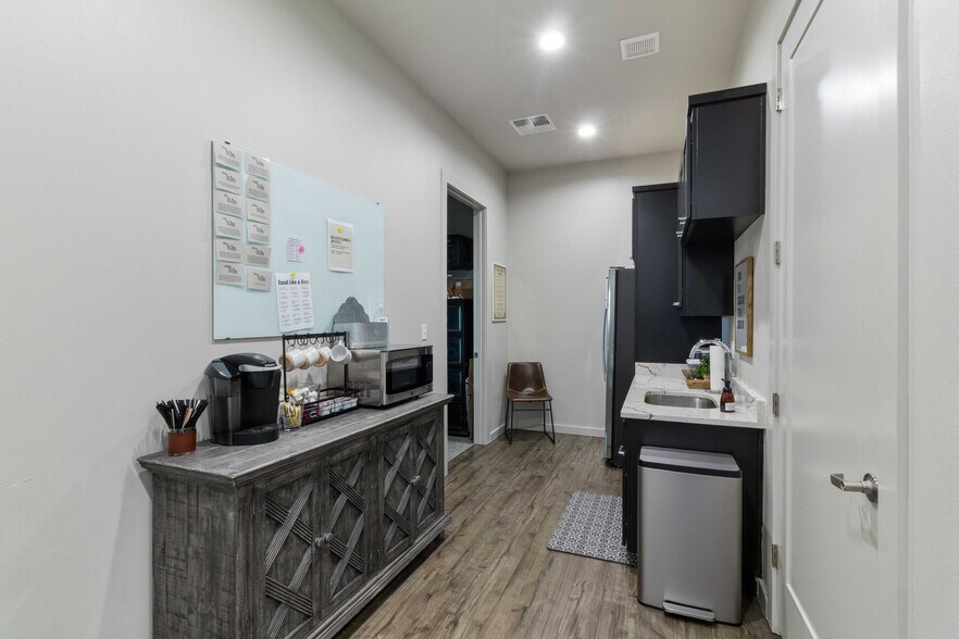 More Photos Of 4438 Highway 6 S, College Station Office For Sale
