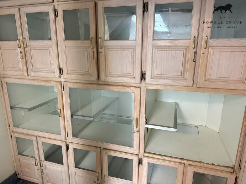 More Photos Of 7902 Slide Rd, Lubbock Veterinarian Kennel For Lease