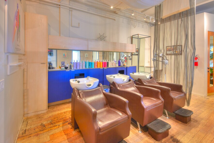 More Photos Of 401 Kamakee St, Honolulu Office For Lease