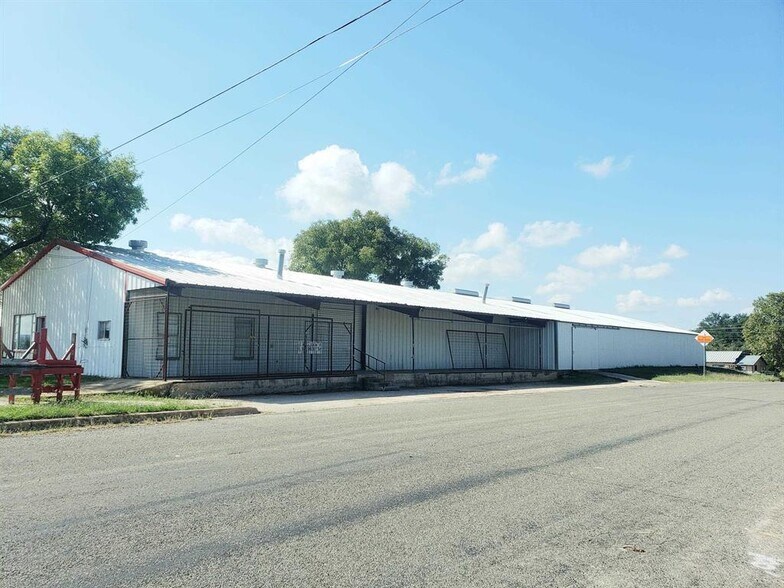 More Photos Of 1209 Bessemer Ave, Llano Light Distribution For Sale