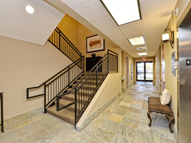 More Photos Of 2806 Flintrock Trace, Lakeway Loft Creative Space For Sale