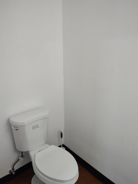 More Photos Of 607 Hilltop Rd, Orchard Beach Storefront Retail Office For Lease