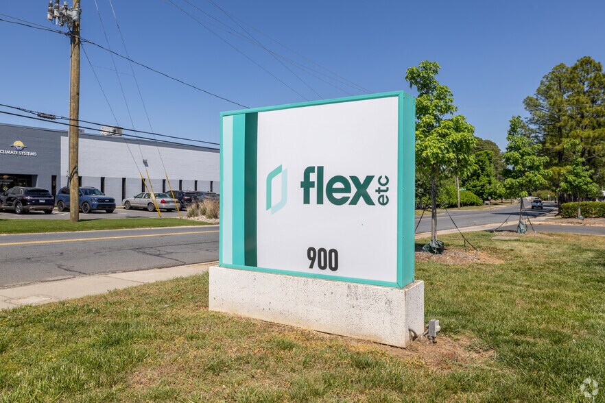 More Photos Of 900 Pressley Rd, Charlotte Warehouse For Lease