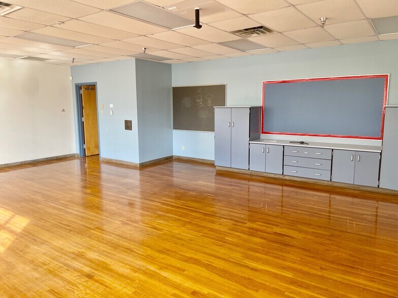 More Photos Of 216 E College St, Seguin Flex For Sale