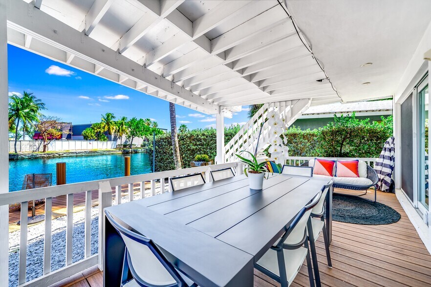 More Photos Of 2200 NE 26th St, Wilton Manors Office For Sale