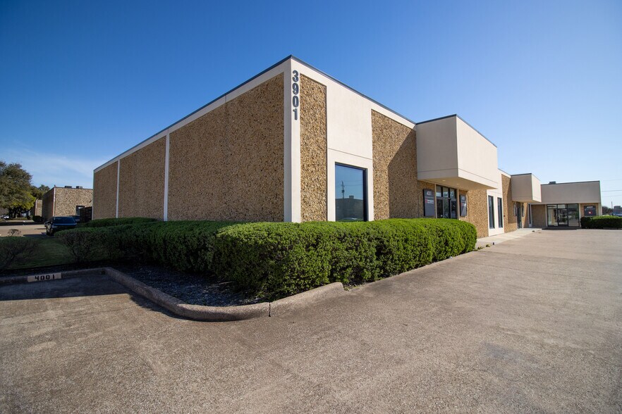 More Photos Of 4001-4009 Lindbergh Dr, Addison Light Manufacturing For Lease