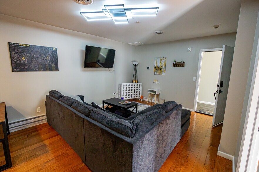 More Photos Of 37 Maiden Ln, Albany Storefront Retail Office For Sale