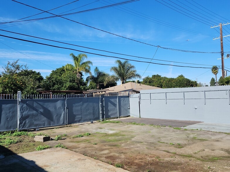 More Photos Of 10209 S Central Ave, Los Angeles Convenience Store For Sale