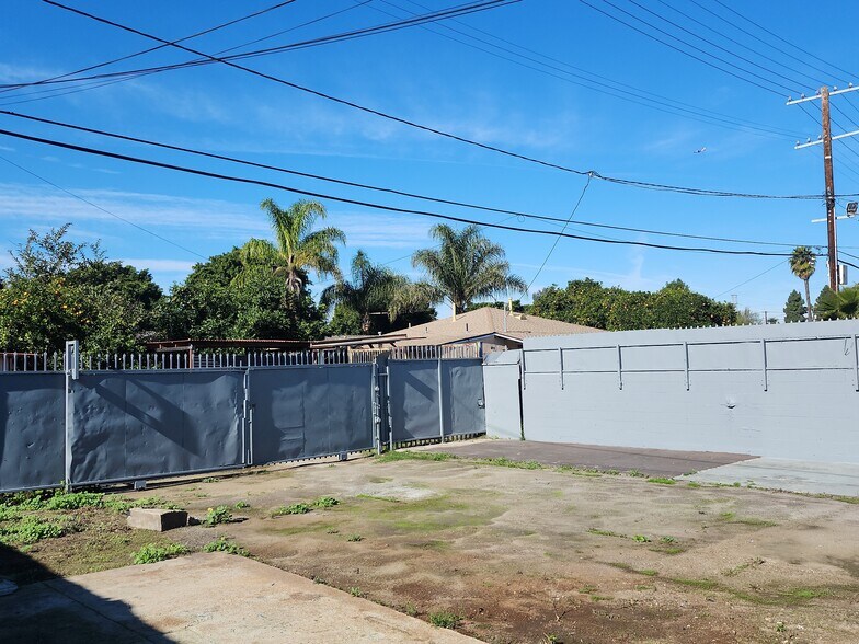 More Photos Of 10209 S Central Ave, Los Angeles Convenience Store For Lease