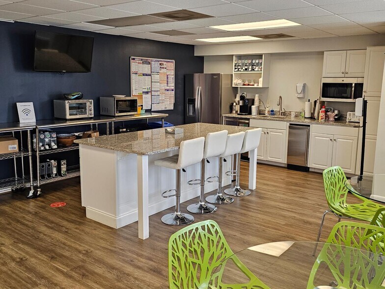 More Photos Of 20 S King St, Leesburg Office For Sale