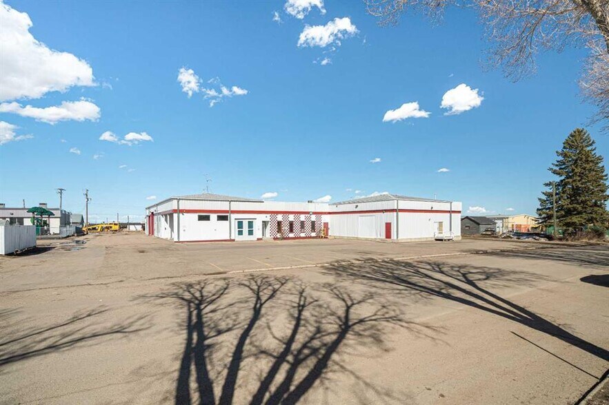 More Photos Of 4720 50 St, Lloydminster Distribution For Lease
