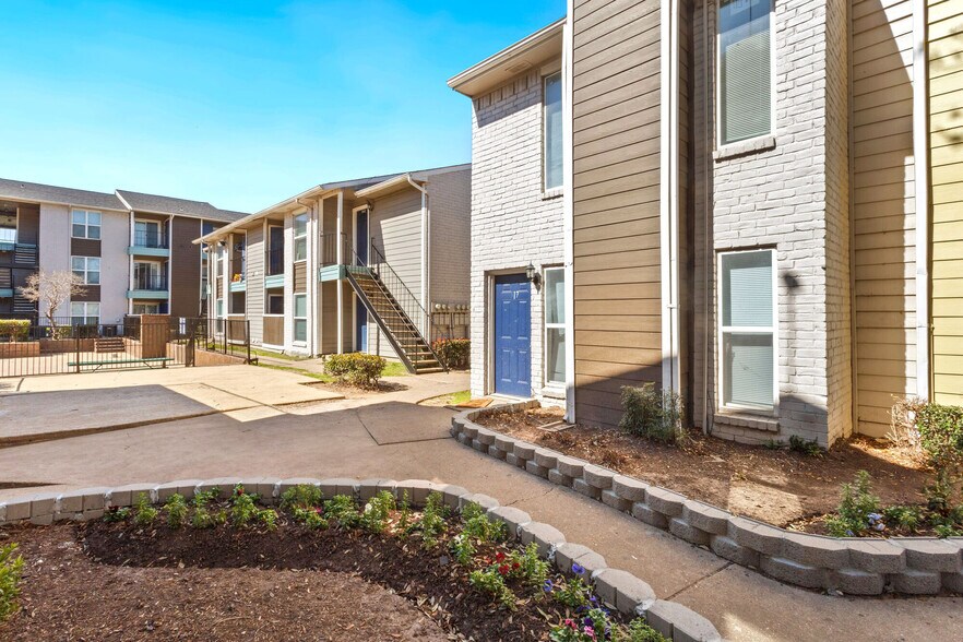 More Photos Of 8600 S Course Dr, Houston Apartments For Sale