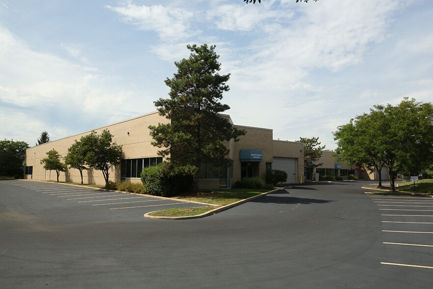 More Photos Of 1001-1015 Commerce Ct, Buffalo Grove Warehouse For Lease