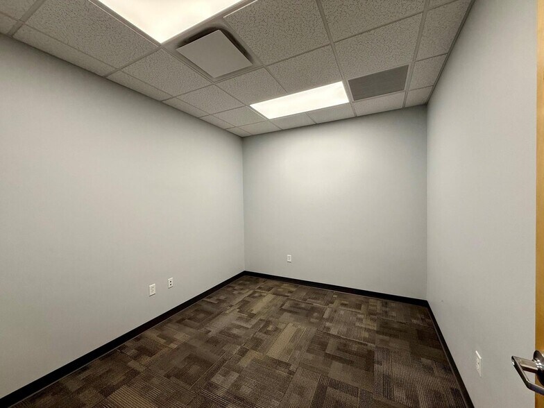 More Photos Of 950 Transport Dr, Valparaiso Flex For Lease