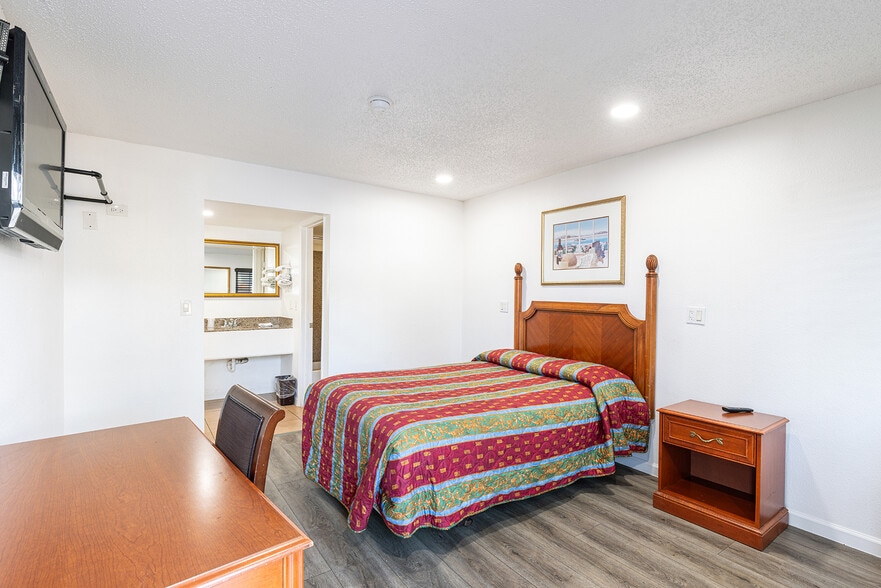 More Photos Of 4 Mariposa St, Vallejo Hotel For Sale