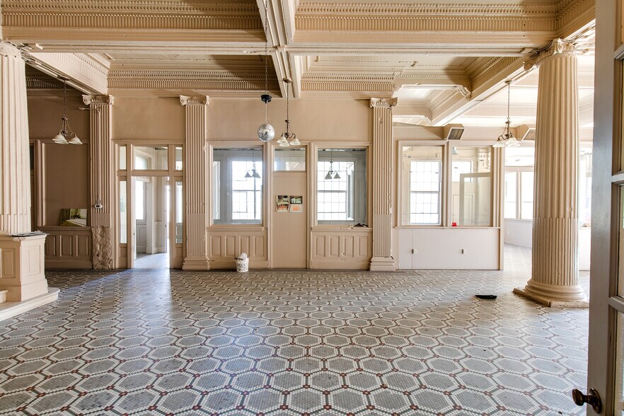 More Photos Of 113 W Bank St, Petersburg Warehouse For Sale