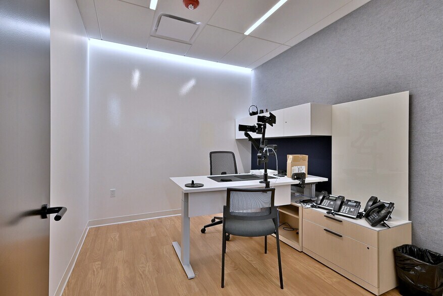 More Photos Of 2100 W 21st St, Broadview Light Manufacturing For Lease