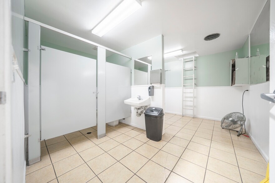 More Photos Of 1517 S Western Ave, Los Angeles Freestanding For Sale