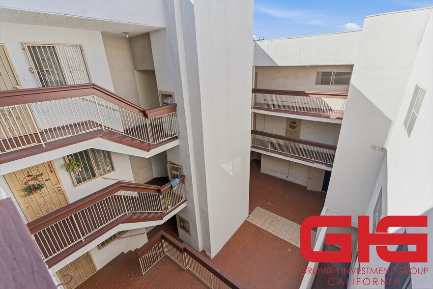 More Photos Of 939 W College St, Los Angeles Apartments For Sale