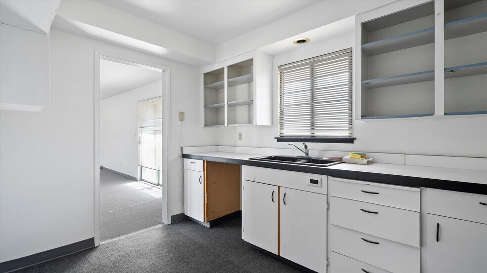 More Photos Of 5804 W Clearwater Ave, Kennewick Freestanding For Sale