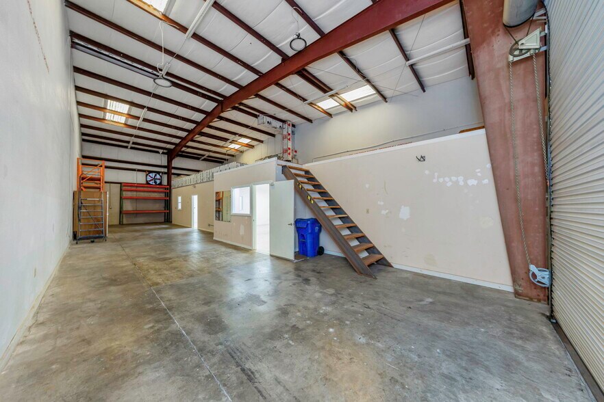 More Photos Of 565 Frederica Ln, Dunedin Warehouse For Lease