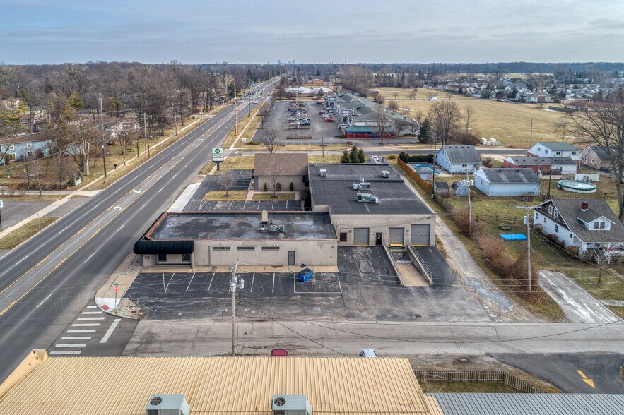 More Photos Of 5025 Dorr St, Toledo Showroom For Sale