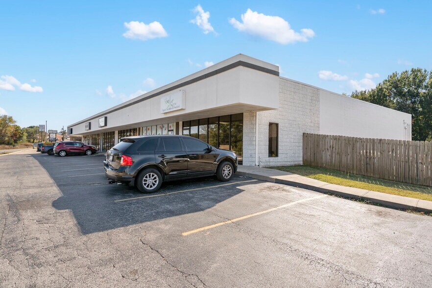 More Photos Of 1875 N State Highway CC, Nixa General Retail For Lease