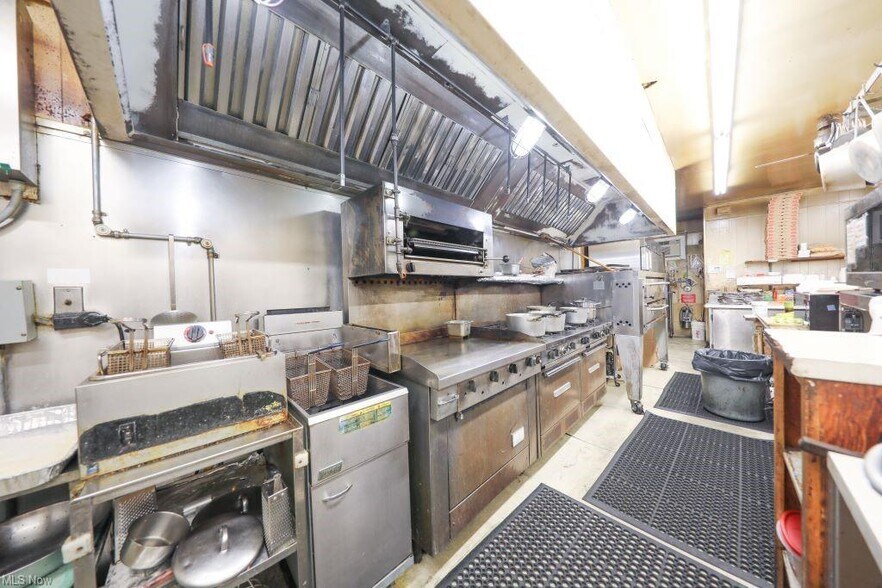 More Photos Of 387 S Broadway Ave, Salem Restaurant For Sale