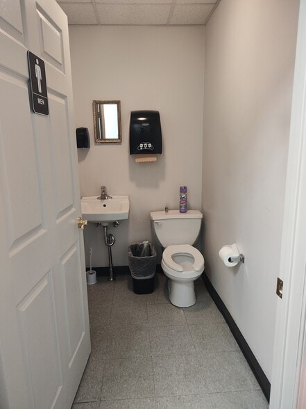 More Photos Of 300 5th St, Belvidere Light Distribution For Sale