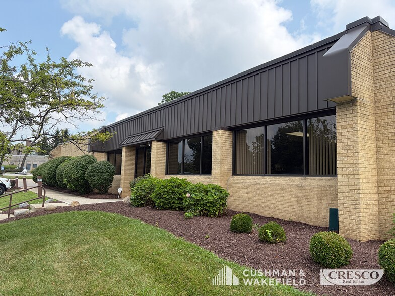More Photos Of 16500 W Sprague Rd, Middleburg Heights Office For Sale
