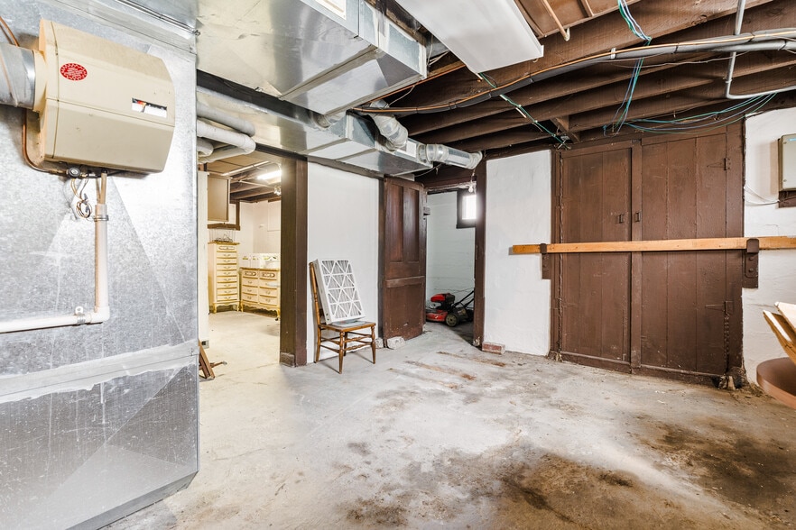 More Photos Of 15522 Madison Ave, Lakewood General Retail For Sale