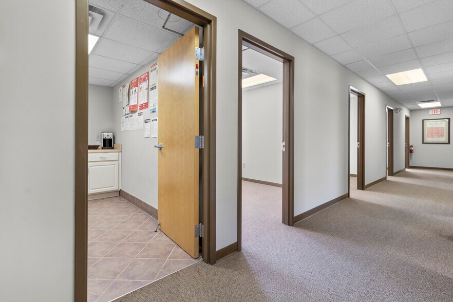 More Photos Of 811 W Main St, Carmel Storefront Retail Office For Lease