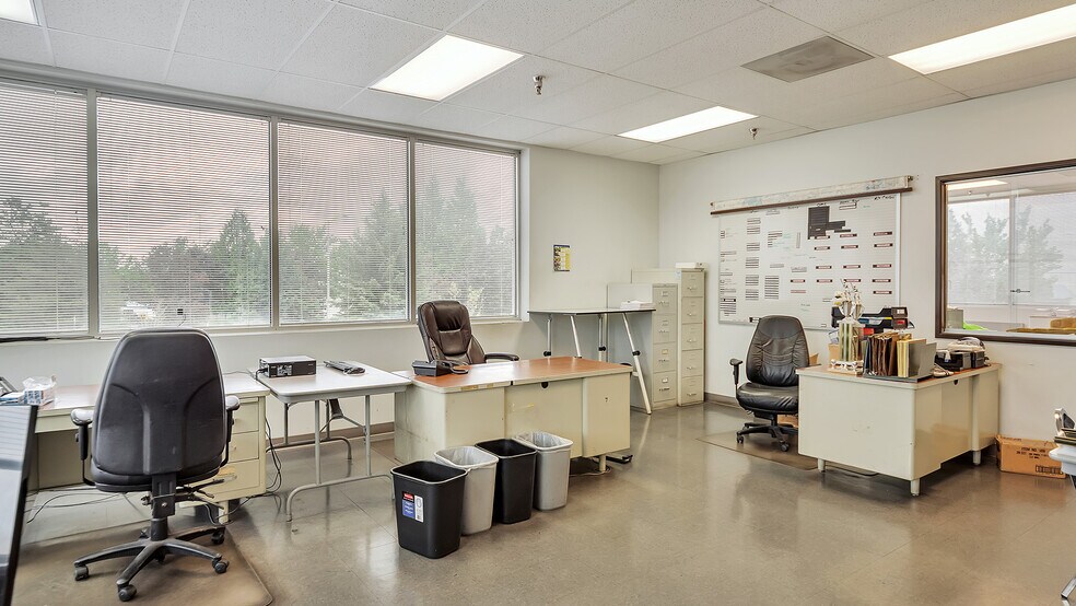 More Photos Of 7025 N Leadbetter Rd, Portland Service For Lease