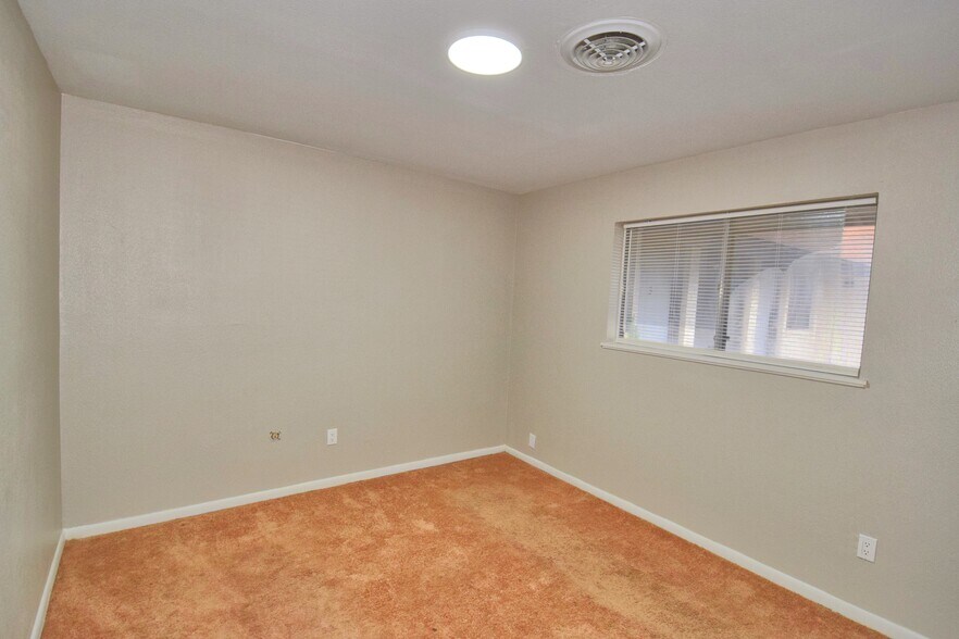 More Photos Of 402 S Tyler St, Beeville Apartments For Sale