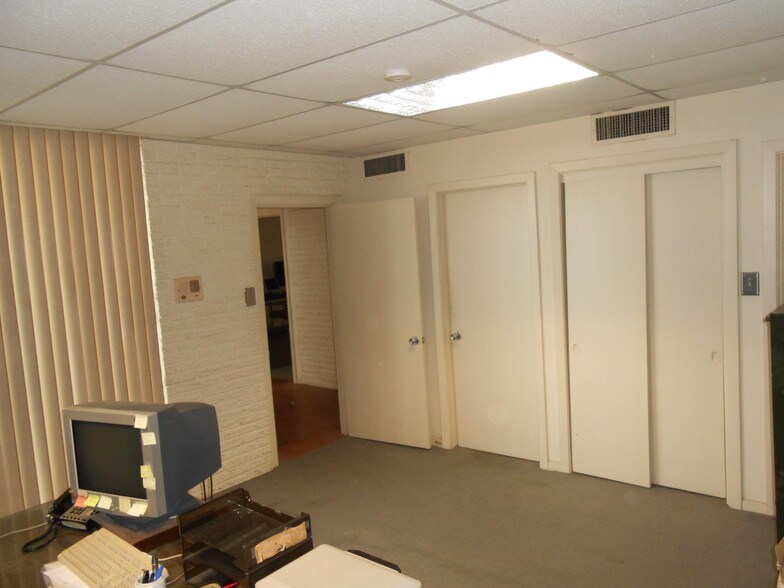 More Photos Of 301 W 44th St, Corpus Christi Manufacturing For Sale