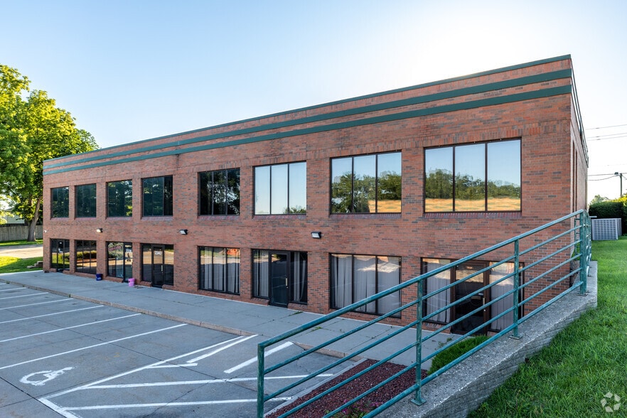 More Photos Of 2330 Rocklyn Dr, Urbandale Office For Lease