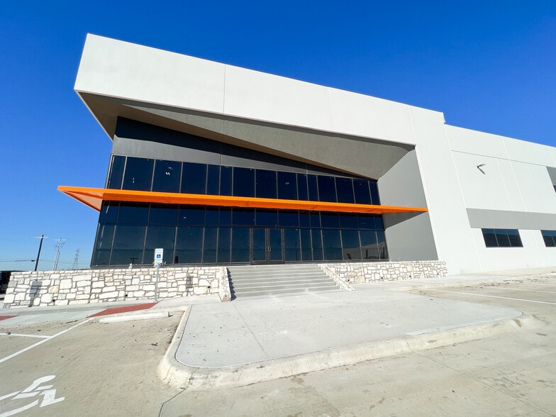 More Photos Of 11708 McAngus Rd, Del Valle Warehouse For Lease