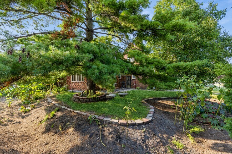 More Photos Of 324 1st St, Des Moines General Retail For Sale