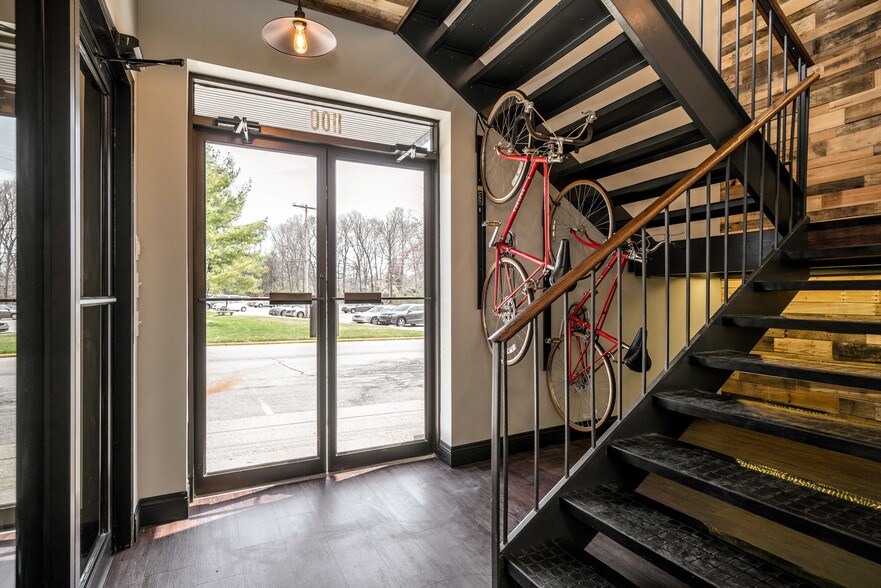 More Photos Of 100 Envoy Cir, Louisville Office For Lease