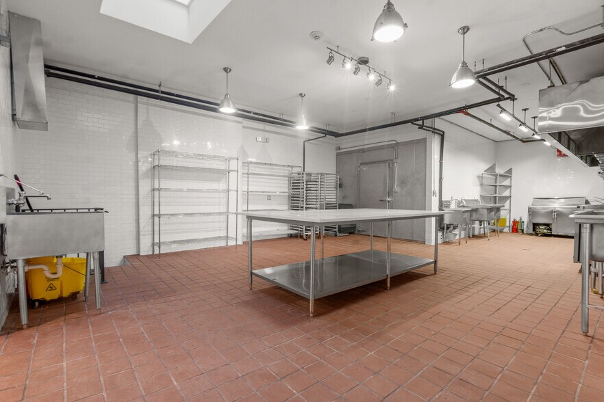 More Photos Of 1011 New York Ave, Union City Storefront Retail Residential For Lease