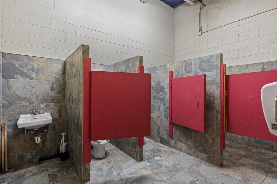 More Photos Of 987 Hollywood Rd NW, Atlanta Industrial For Sale