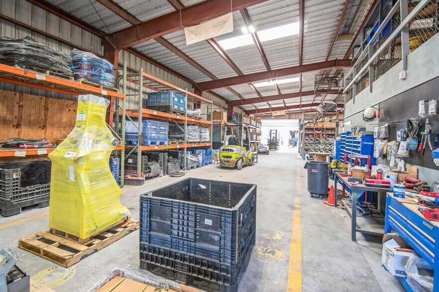 More Photos Of 2710 S Combee Rd, Lakeland Warehouse For Lease