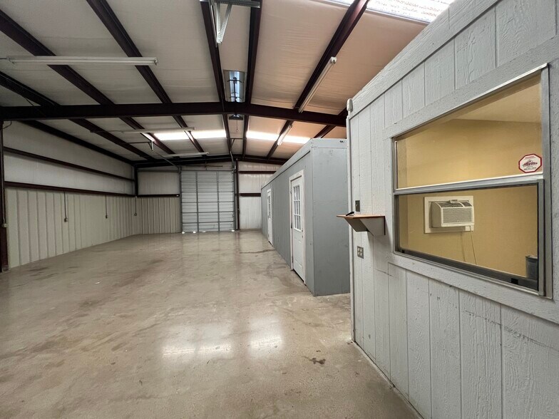 More Photos Of 408 E 2nd St, Taylor Warehouse For Lease