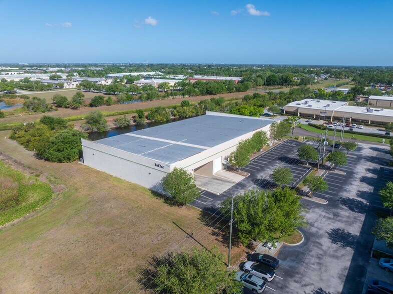 More Photos Of 6950 112th Cir, Largo Warehouse For Lease