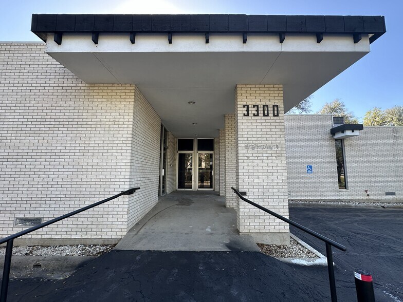 More Photos Of 3300 Douglas Ave, Dallas Storefront Retail Office For Lease