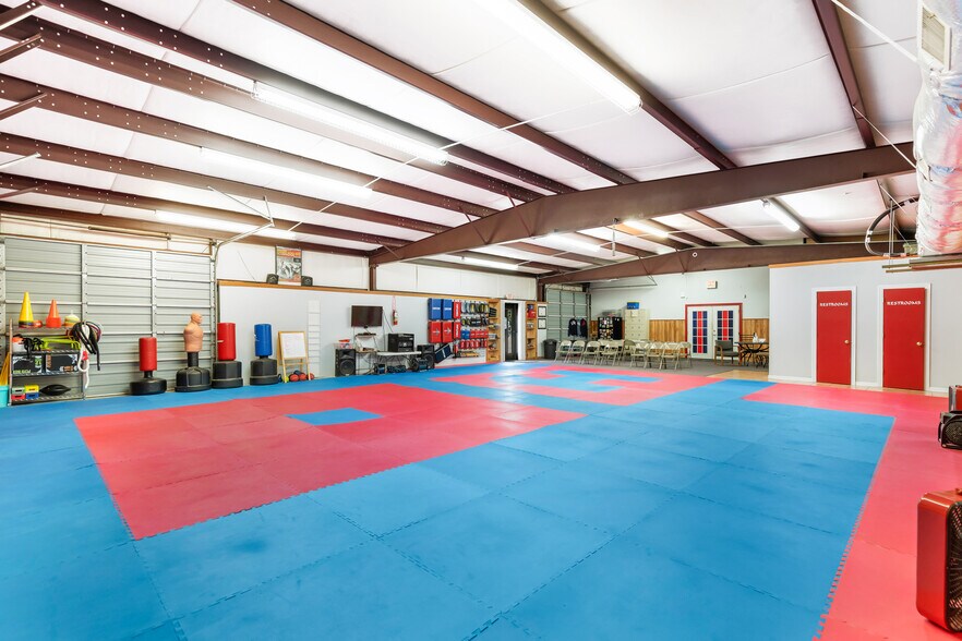 More Photos Of 411 S Houston Ave, Humble Warehouse For Sale