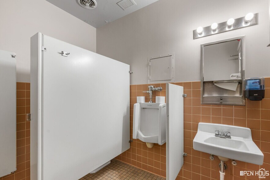 More Photos Of 915 9th St, Wichita Falls Office For Sale